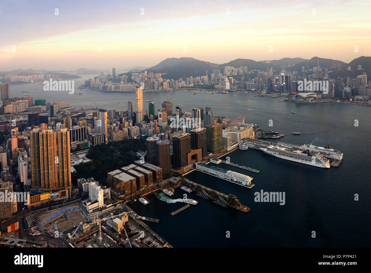 Blick auf Hong Kong Island von der International Commerce Centre, Kowloon, Hongkong, China Stockfoto