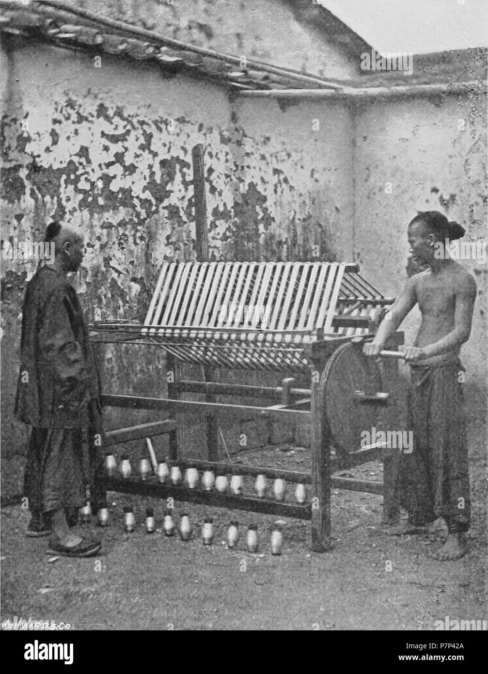 Englisch: Foto aus durch China mit einer Kamera 中文: füllen später. Vor 1898 328 REELING SILK Stockfoto