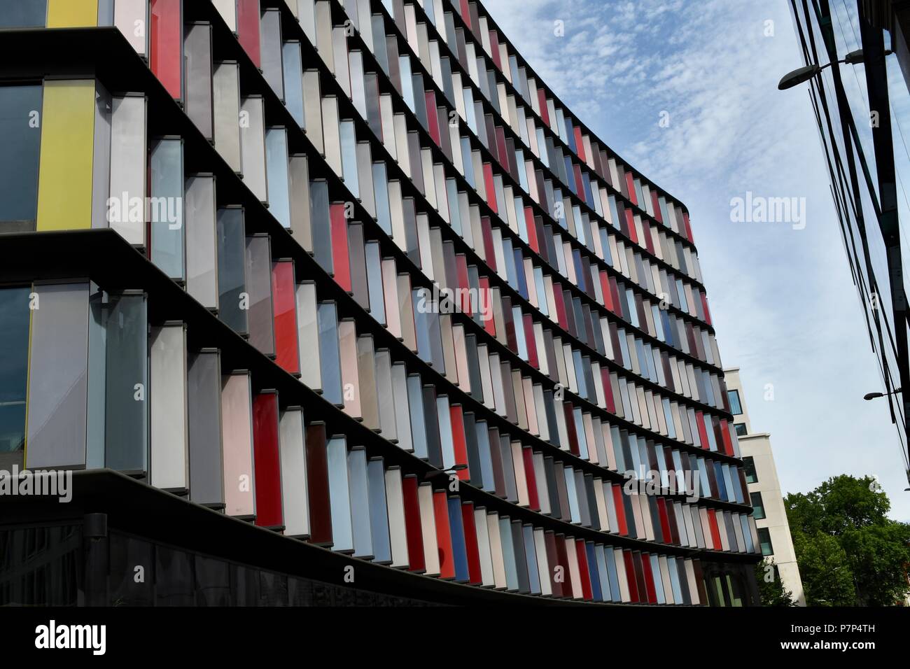 Modernes Gebäude mit bunten Glasscheiben als Schutz gegen die Sonne Stockfoto