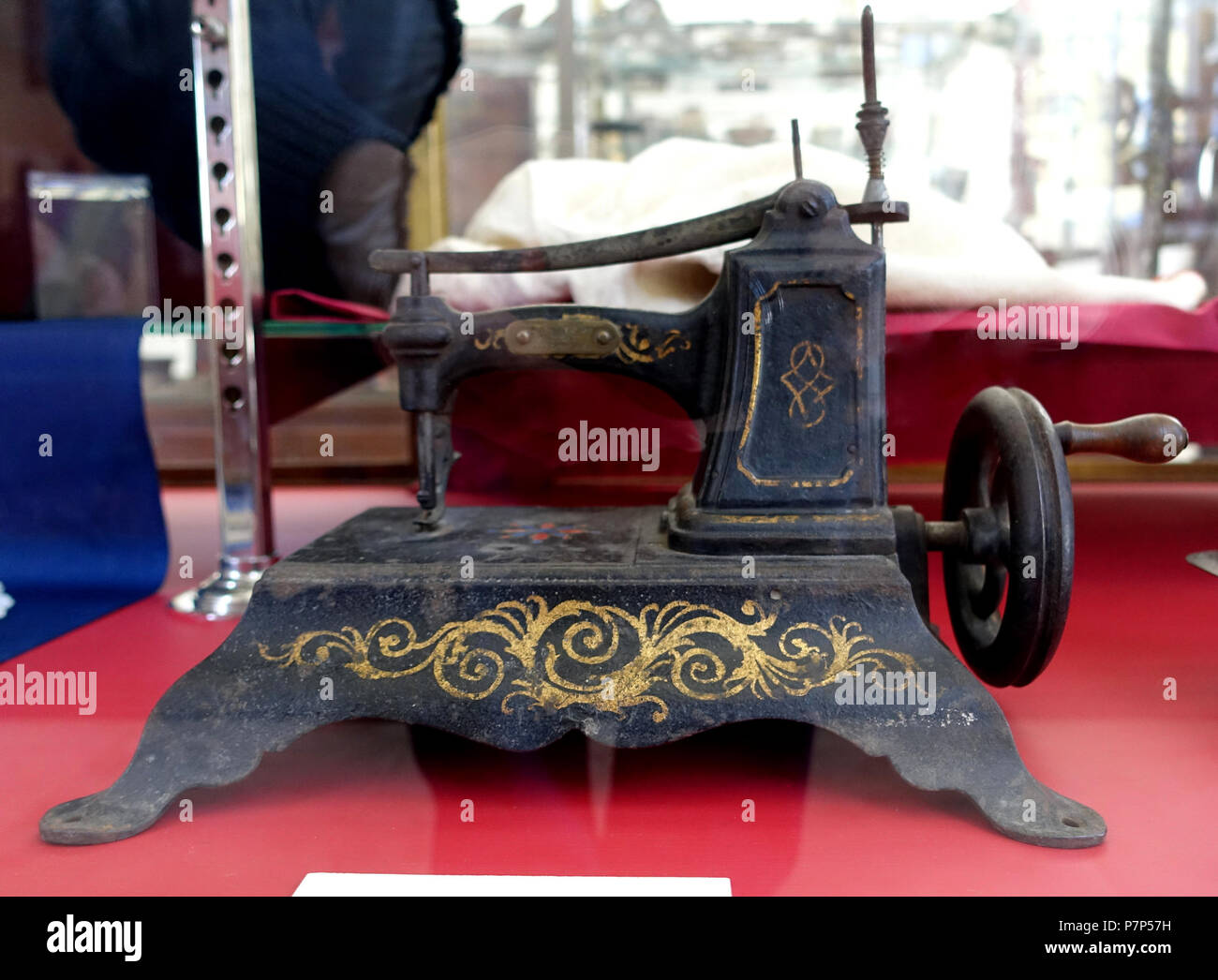 Englisch: Ausstellung im Museum - Bennington Bennington, Vermont, USA. Diese Arbeit ist in der Weil der Künstler vor mehr als 70 Jahren starb. Wurde die Fotografie im Museum ohne Einschränkung erlaubt. 28 Februar 2015, 13:03:19 345 Nähmaschine, William C. Watson, patentierte November 25, 1856 - Bennington Museum - Bennington, VT-DSC 08605 Stockfoto