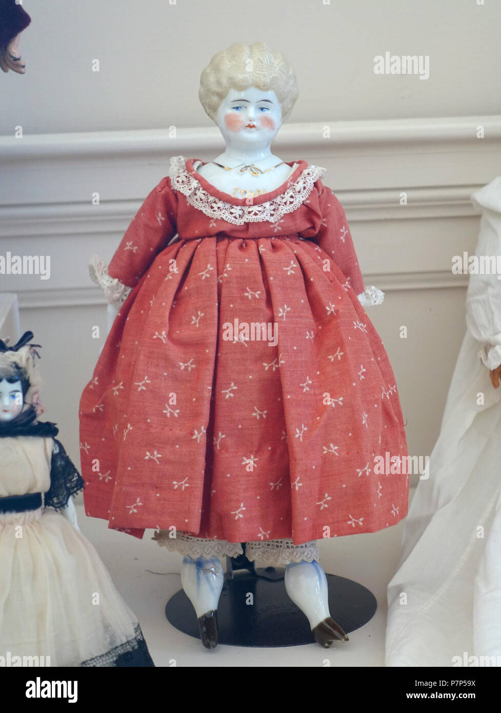 Englisch: Ausstellung im Museum - Bennington Bennington, Vermont, USA. Diese Arbeit ist in der Weil der Künstler vor mehr als 70 Jahren starb. Wurde die Fotografie im Museum ohne Einschränkung erlaubt. 28 Februar 2015, 13:17:09 135 Puppe, unidentified: Bennington Museum - Bennington, VT-DSC 08682 Stockfoto