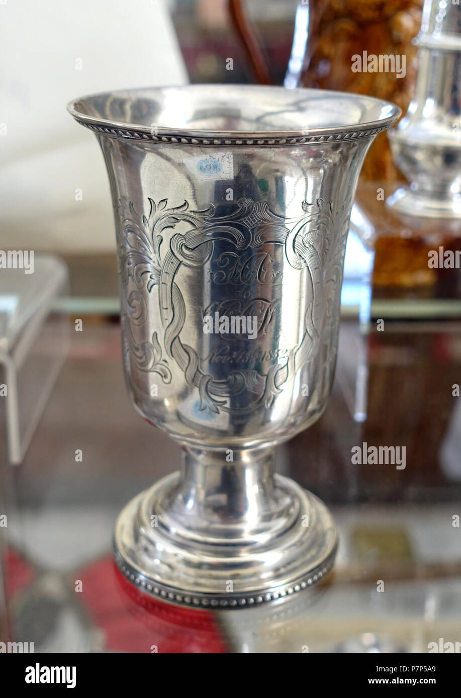 Englisch: Ausstellung im Museum - Bennington Bennington, Vermont, USA. Diese Arbeit ist in der Weil der Künstler vor mehr als 70 Jahren starb. Wurde die Fotografie im Museum ohne Einschränkung erlaubt. 28 Februar 2015, 13:19:41 321 Präsentation Schale, Stadt und Witherell Silberschmiede, Montpelier, VT, aktiv von 1838-1845, Silber - Bennington Museum - Bennington, VT-DSC 08697 Stockfoto