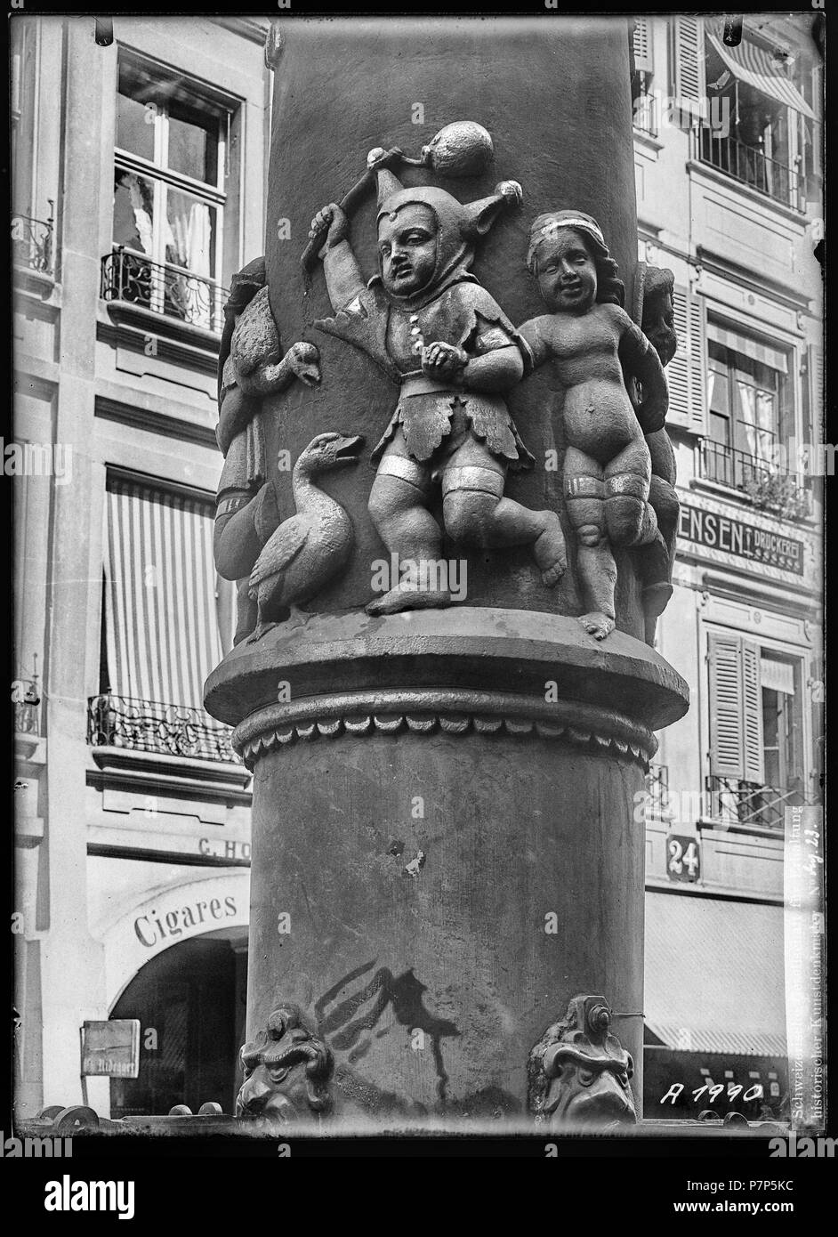 Bern, Pfeiferbrunnen, Vue partielle; Détail de la Colonne de la Pfeiferbrunnen. Zwischen 1898 und 1907 68 CH-NB-Bern, Pfeiferbrunnen, Vue partielle - Sammlung Max Van Berchem - EAD-6603 Stockfoto
