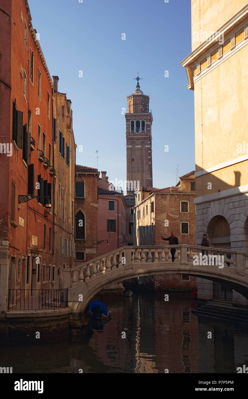 Rio de la Veste, San Marco, Venedig, Italien: Die Ponte Maria Callas hinter dem Teatre la Fenice Stockfoto