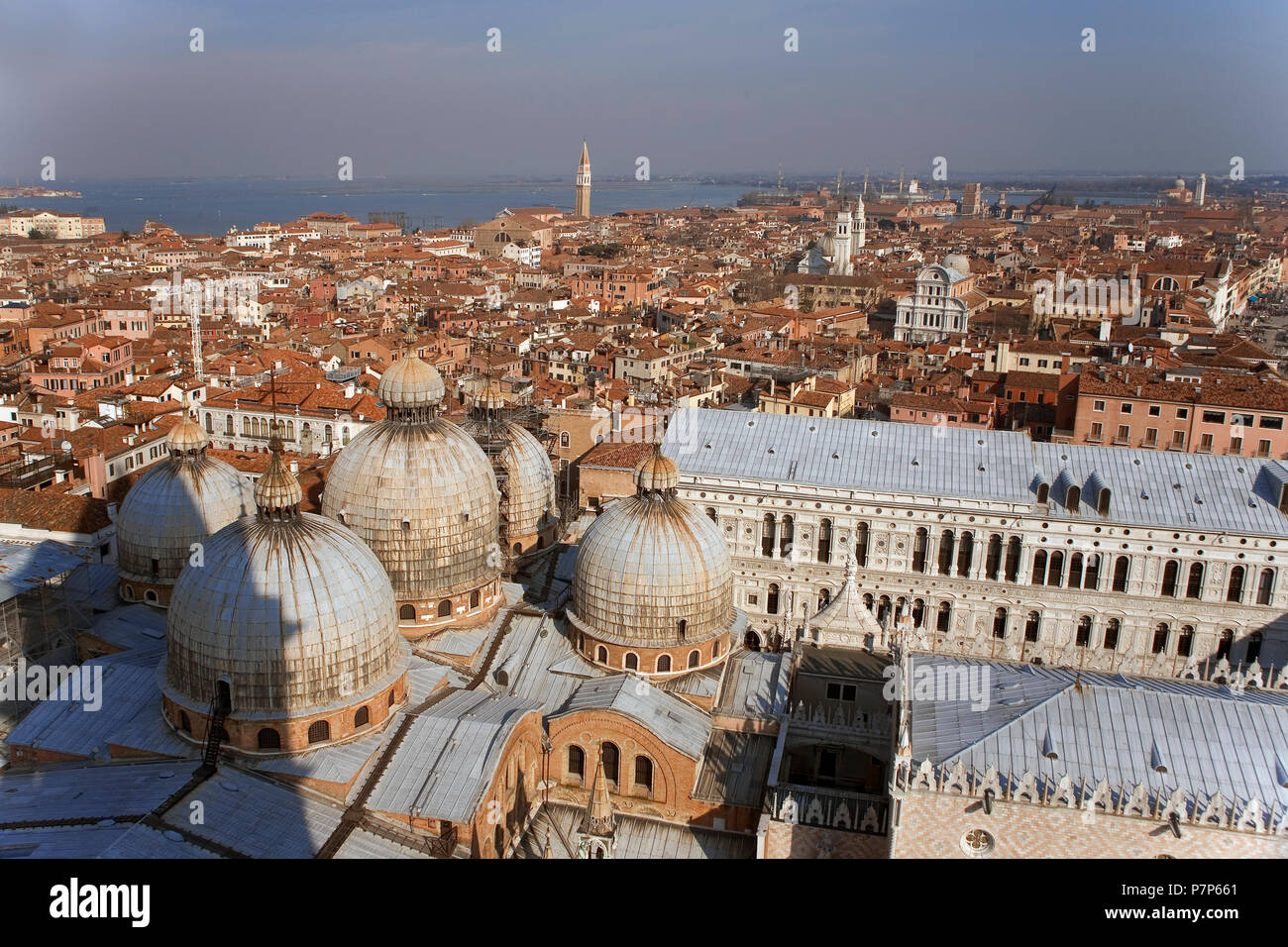 Die Kuppeln der Basilika di San Marco, dem Palazzo Ducale und Castello Jenseits, vom Campanile di San Marco, Venedig, Italien Stockfoto