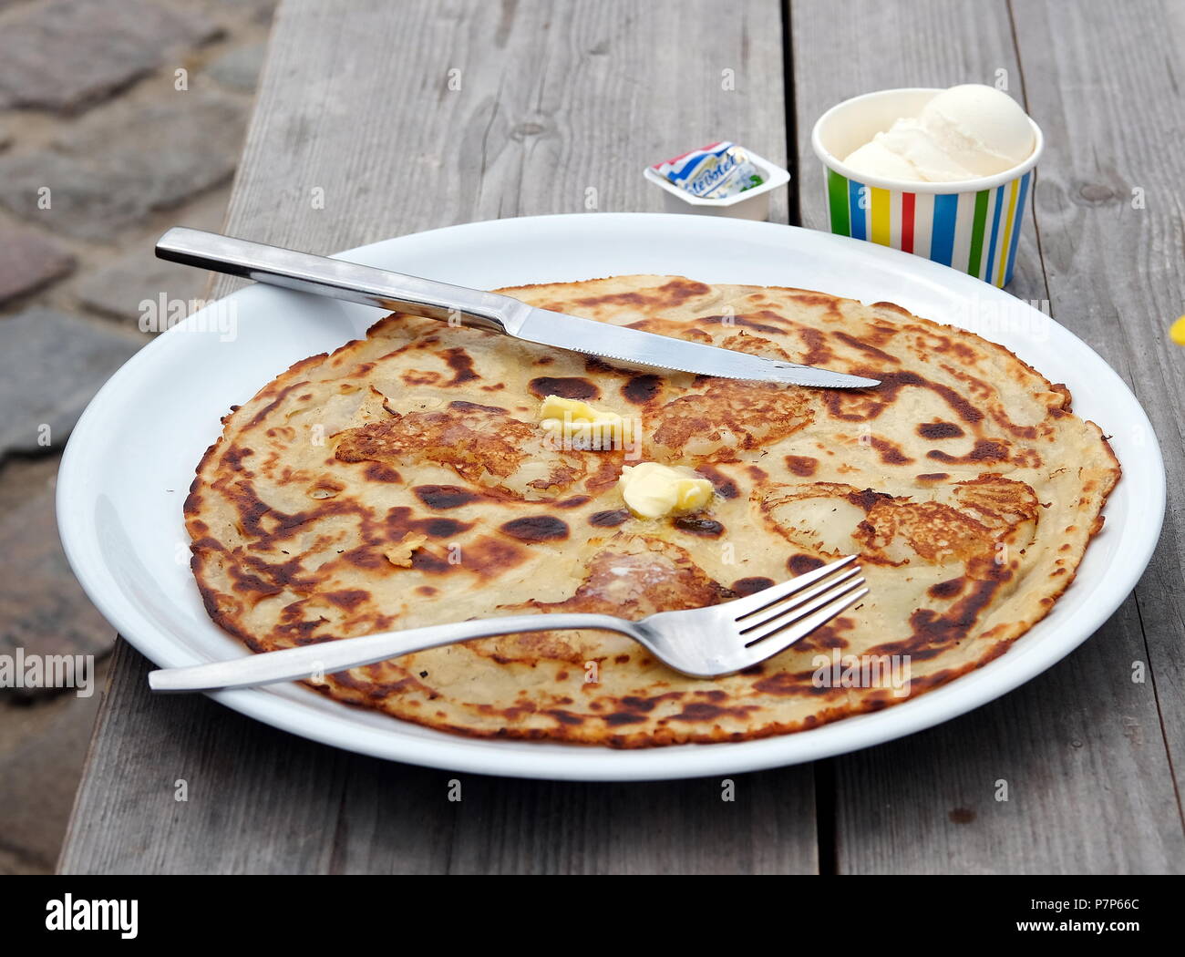 Ananas Pfannkuchen mit Butter und Eis Stockfoto