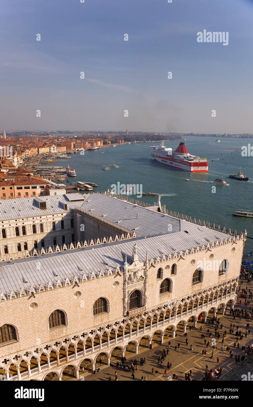 Palazzo Ducale im Vordergrund; Castello und Bacino di San Marco über, mit einem großen Schiff das Verlassen des Hafens: vom Campanile di San Marco, Venedig gesehen. Italien Stockfoto