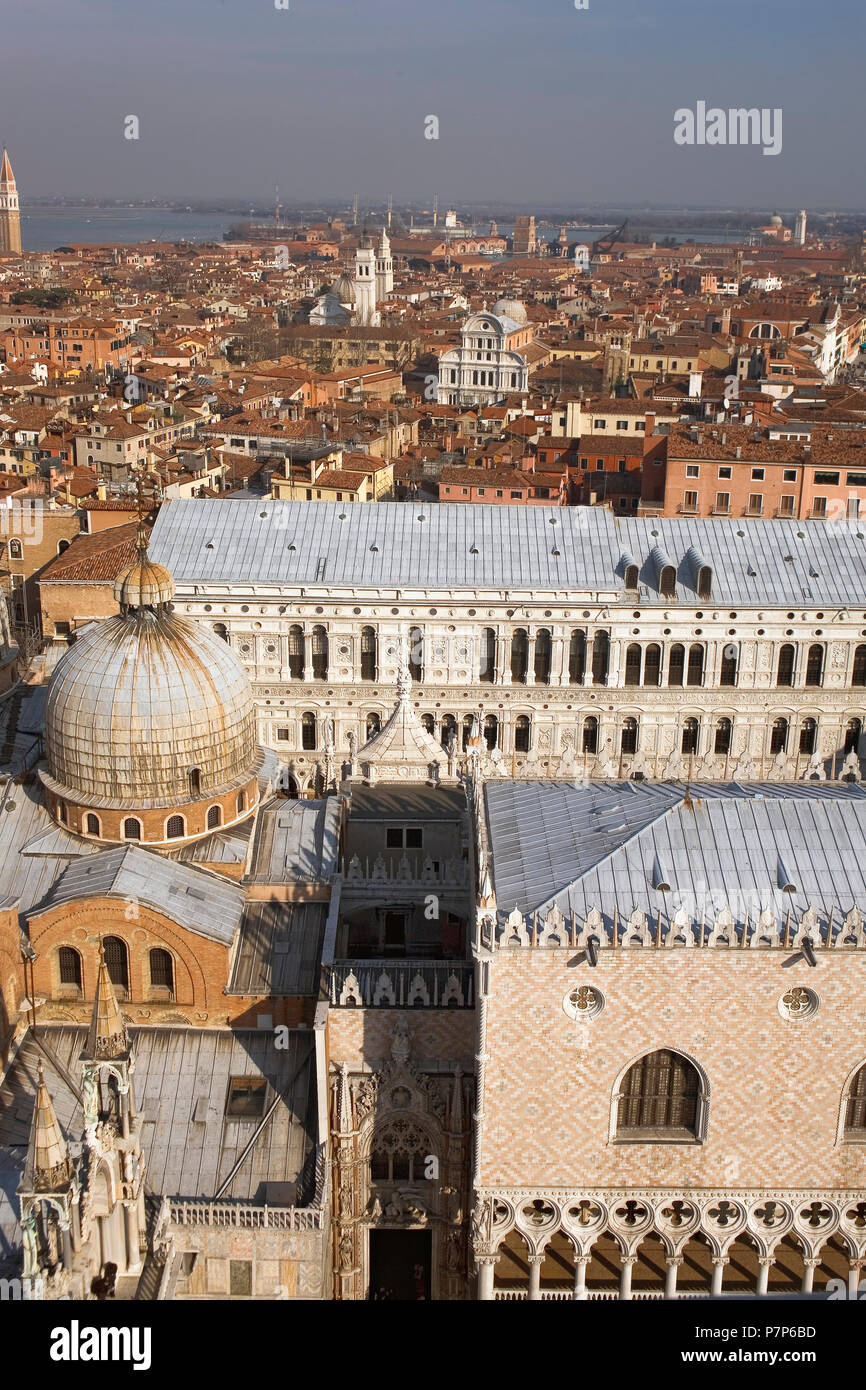 Die Basilika di San Marco und der Palazzo Ducale, mit Castello Jenseits, vom Campanile di San Marco, Venedig, Italien Stockfoto