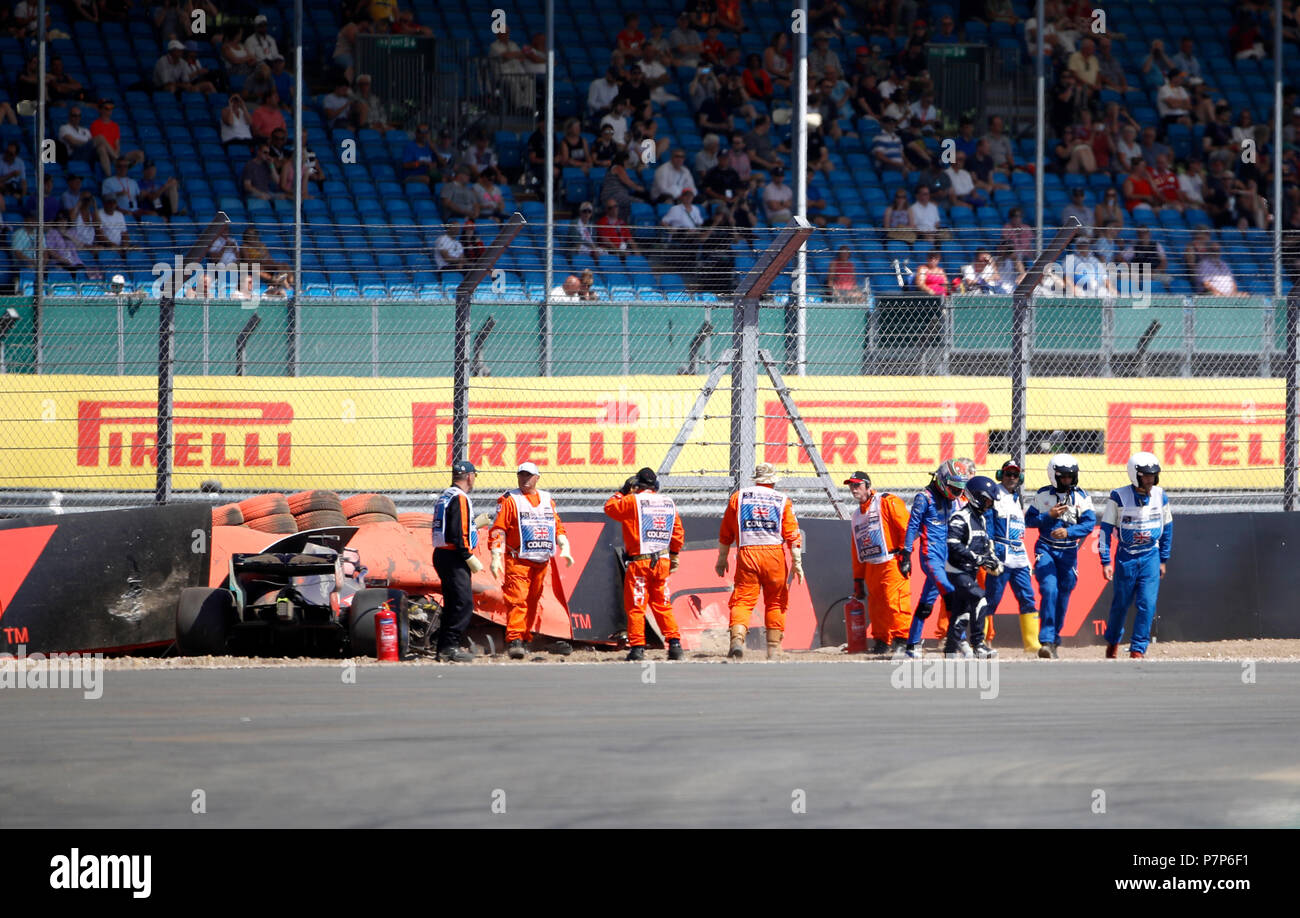 Von Toro Rosso Brendon Hartley geht weg von seinem Auto nach dem Absturz während der dritten Praxis vor dem Grand Prix von Großbritannien 2018 in Silverstone Circuit, Towcester. Stockfoto