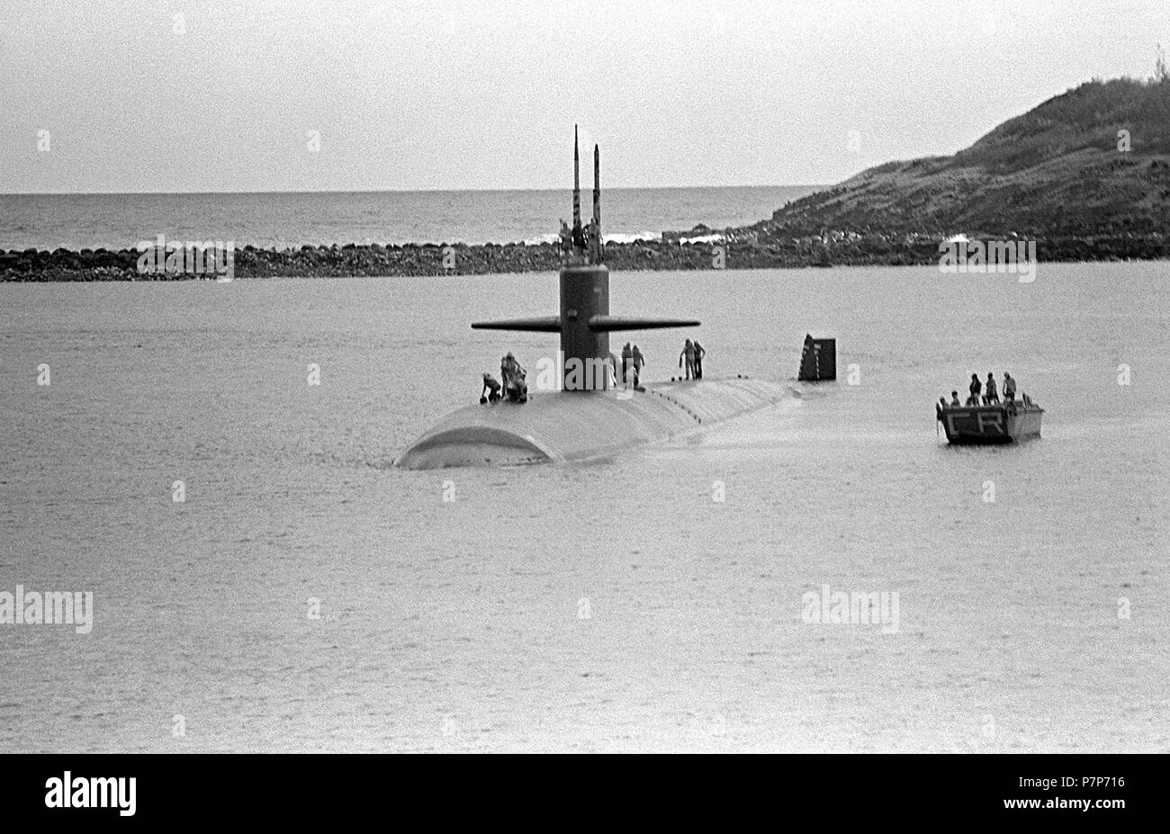 Hurricane Relief-29. Antenne Anschluss Bow View des Nukleargetriebenen Angriffs-U-Boot USS INDIANAPOLIS (SSN-697) die Häfen zur Amtshilfe nach dem Hurrikan Iwa durch den Bereich weitergegeben. Stockfoto