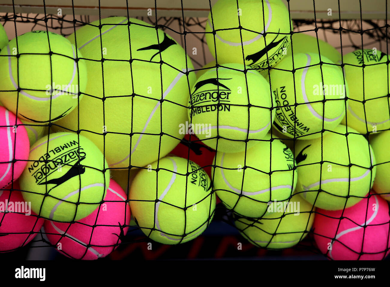 Riesige Slazenger-Kugeln zum Verkauf am sechsten Tag der Wimbledon Championships im All England Lawn Tennis und Croquet Club, Wimbledon. DRÜCKEN SIE VERBANDSFOTO. Bilddatum: Samstag, 7. Juli 2018. Siehe PA Geschichte TENNIS Wimbledon. Bildnachweis sollte lauten: Nigel French/PA Wire. Stockfoto