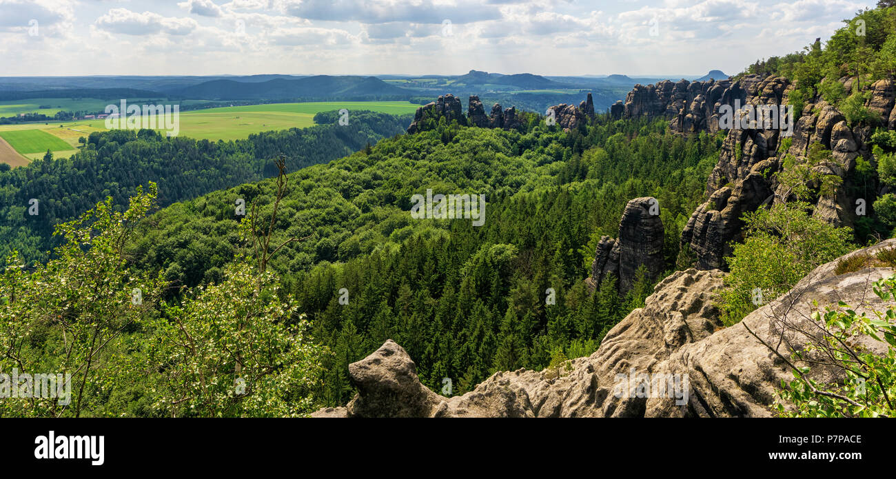 Sächsische Schweiz in Deutschland, wie von der Breite Kluft Blickwinkel  gesehen. Das Elbsandsteingebirge sind eine berühmte Wandern Region in  Deutschland Stockfotografie - Alamy