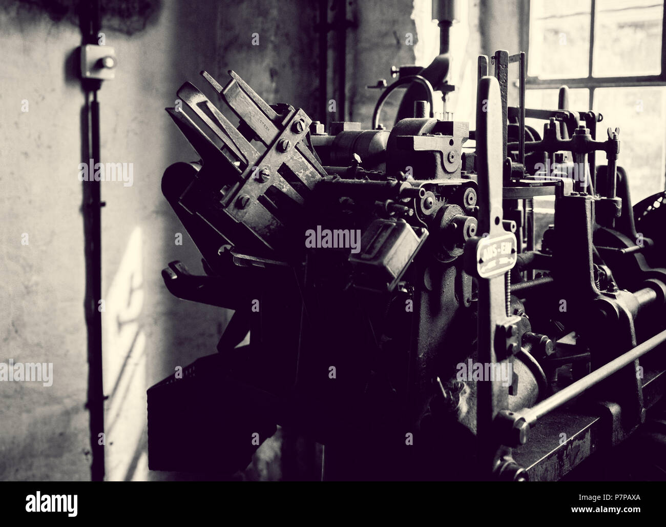 Alte Werkstatt mit Maschinen, die in einem ehemaligen scissor Factory mit düsteren admonsphere in Schwarz und Weiß Stockfoto