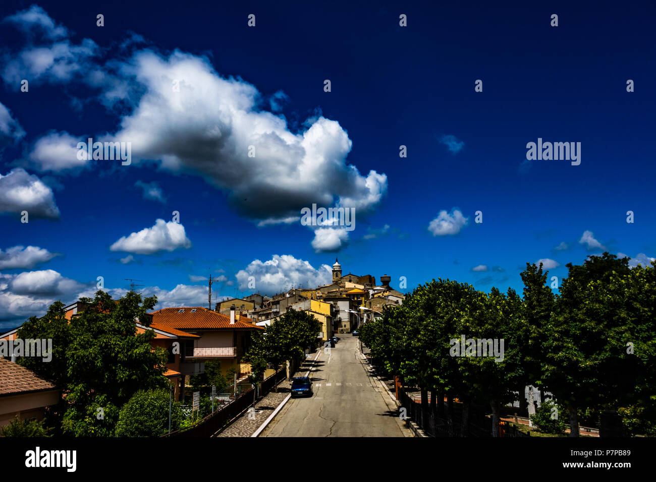 Die Stadt Guilmi an einem heißen sonnigen Tag im Sommer gesehen, Guilmi ist eine Gemeinde und Stadt in der Provinz von l'Aquila in der Region Abruzzen in Italien Stockfoto