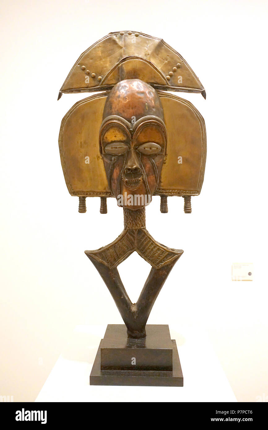 Englisch: Ausstellung im Museum Berggruen Schloßstraße 1, 14059 Berlin, Deutschland. Dieses Kunstwerk ist in der Da seine Schöpfer (s) vor mehr als 70 Jahren starb. 15 November 2014, 07:50:27 330 Reliquiar Figur, Republik Kongo, Kupfer und Messing mit Zinn und Eisen applique - Museum Berggruen - DSC 03765 Stockfoto