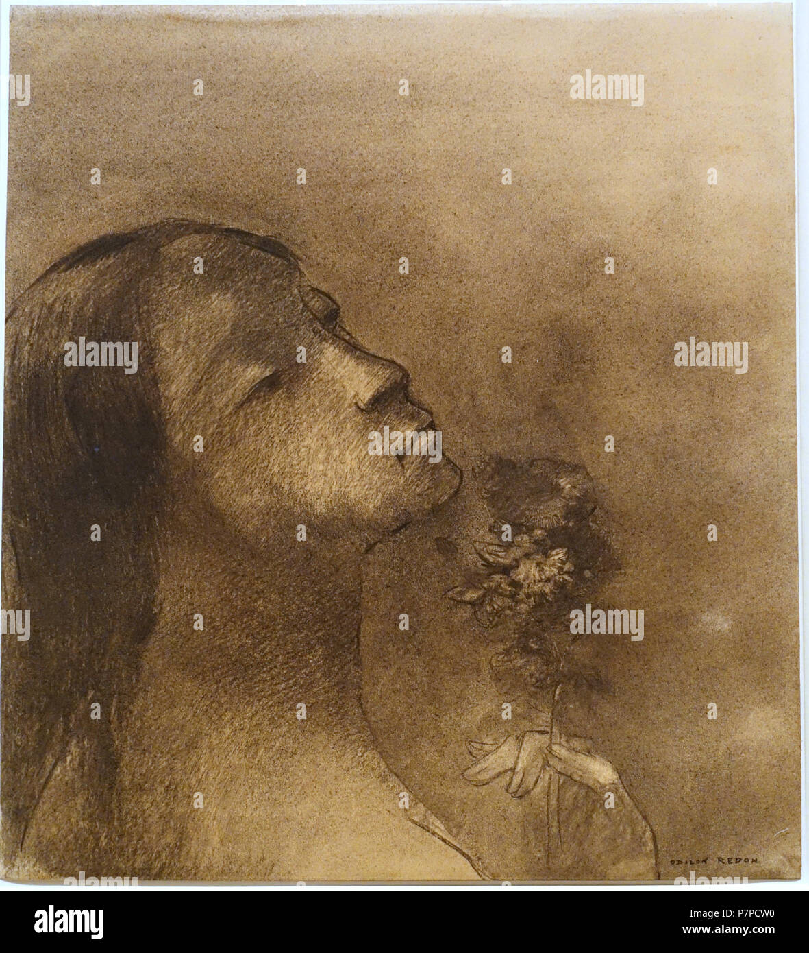Englisch: Ausstellung in der Sammlung Scharf-Gerstenberg, Berlin, Deutschland. Dieses Kunstwerk ist in der Da seine Schöpfer vor mehr als 70 Jahren starb. 15 November 2014, 08:24:01 160 Blume des Bösen (Frau Riechen eine Blume, eine Frau, die das Einatmen der Duft der Blumen) von Odilon Redon, C. 1890, Holzkohle - Sammlung Scharf-Gerstenberg-DSC-03871 Stockfoto