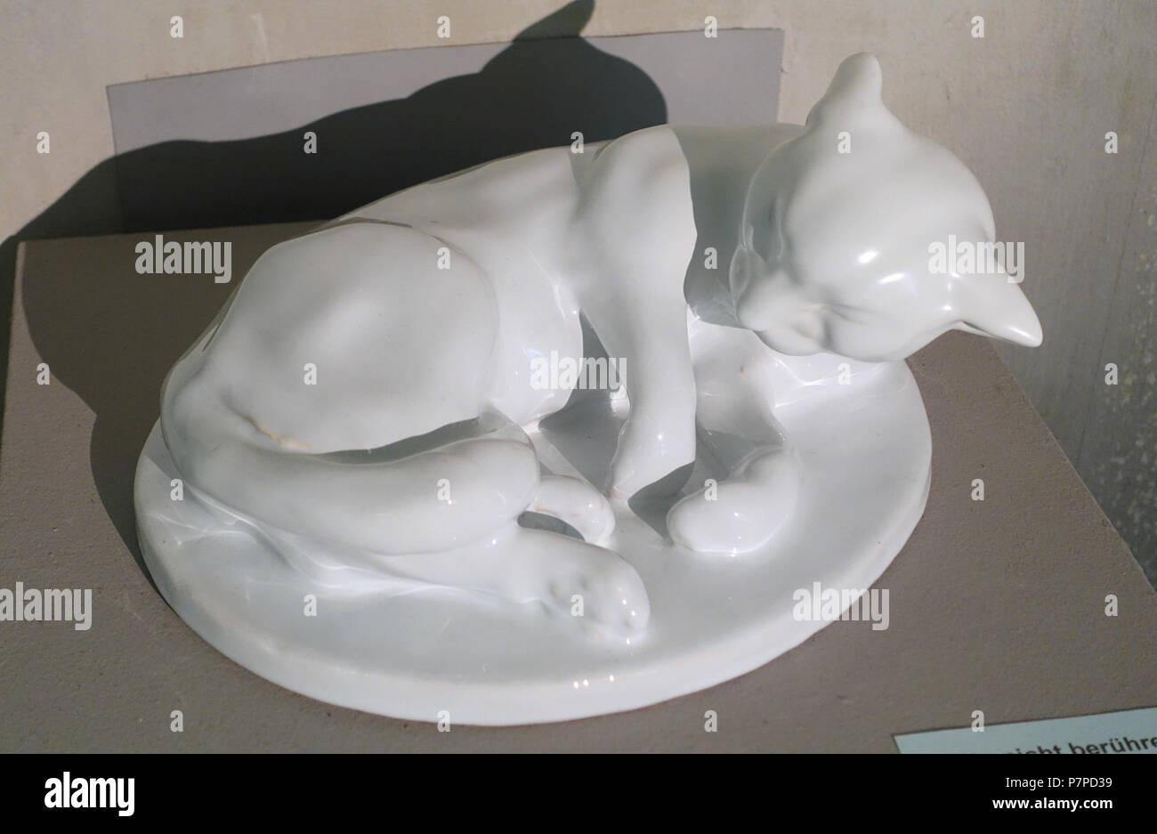 Englisch: Ausstellung im Keramik-Museum Berlin Schustehrusstrasse 13,10585 Berlin, Deutschland. Diese Arbeit ist in der Weil der Künstler vor mehr als 70 Jahren starb. 15 November 2014, 10:18:51 62 Katze, Künstler unbekannt, C. 1900 - Keramik-Museum Berlin - DSC 04177 Stockfoto