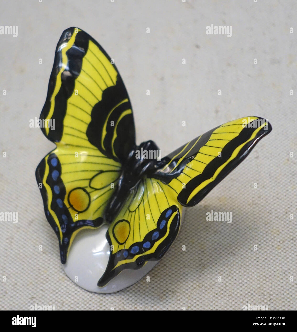 Englisch: Ausstellung im Keramik-Museum Berlin Schustehrusstrasse 13,10585 Berlin, Deutschland. Diese Arbeit ist in der Weil der Künstler vor mehr als 70 Jahren starb. 15 November 2014, 10:19:26 57 Schmetterling von Herrmann Hidding, Berlin, C. 1905 - Keramik-Museum Berlin - DSC 04180 Stockfoto