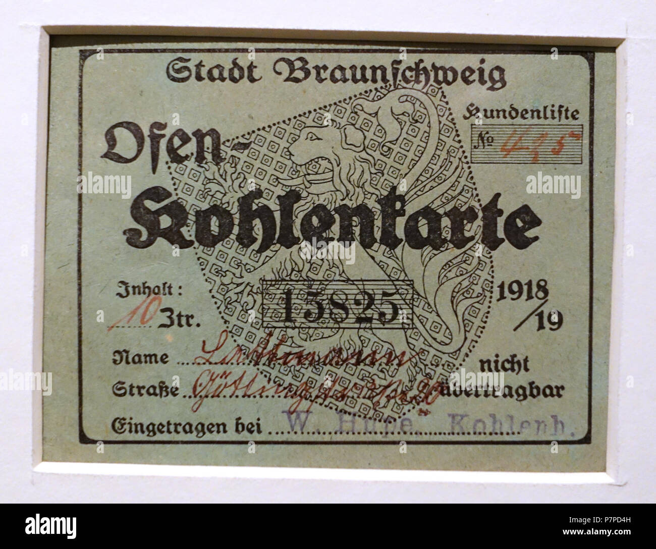 Englisch: Ausstellung im braunschweigisches Landesmuseum, Braunschweig, Deutschland. Diese Arbeit ist in der weil der Schöpfer (s) vor mehr als 70 Jahren starb. 18 November 2014, 08:33:28 326 Ration card für Kohle, Braunschweig, 1918 AD-braunschweigisches Landesmuseum - DSC 04687 Stockfoto