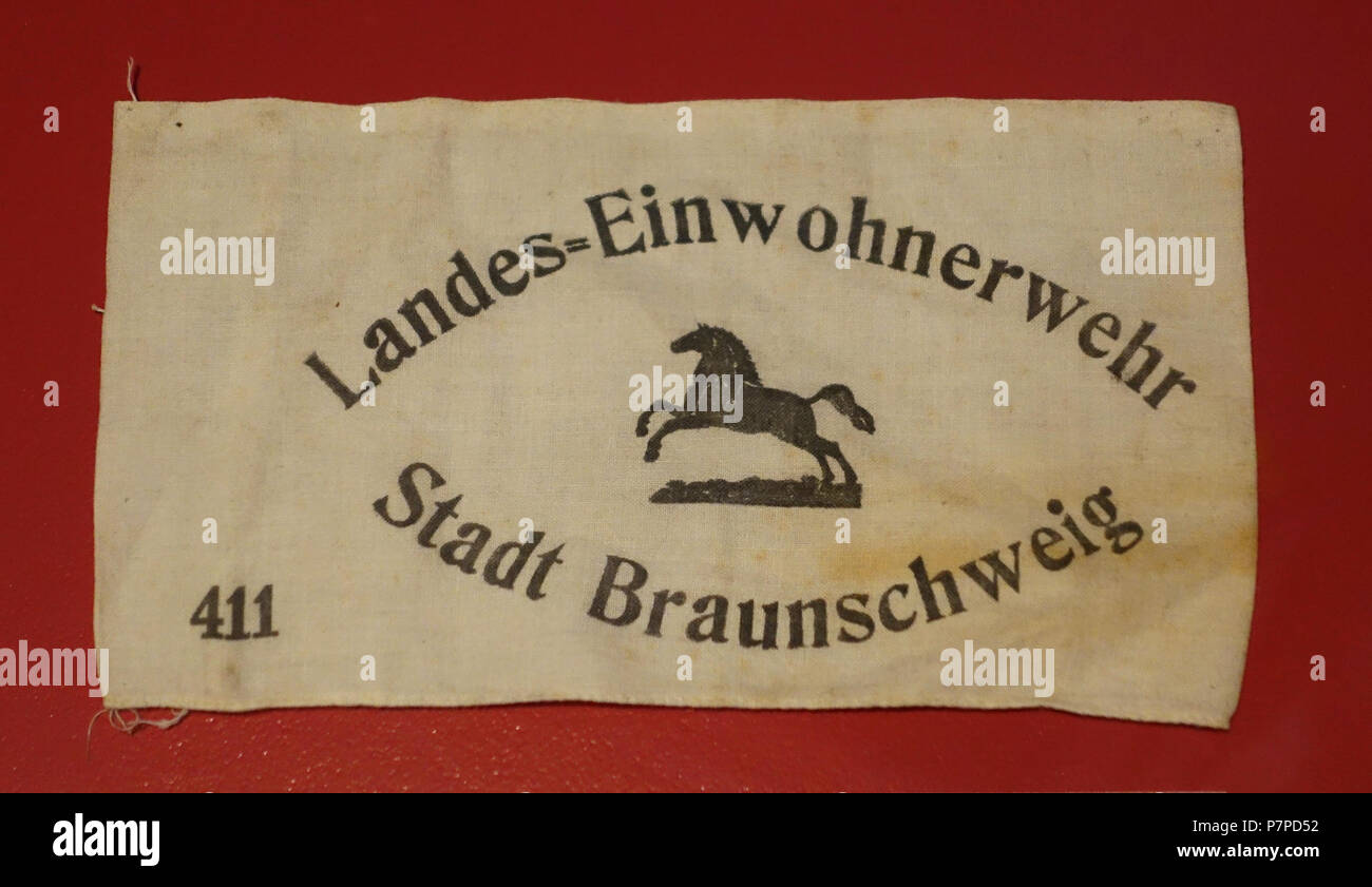 Englisch: Ausstellung im braunschweigisches Landesmuseum, Braunschweig, Deutschland. Diese Arbeit ist in der weil der Schöpfer (s) vor mehr als 70 Jahren starb. 18 November 2014, 08:46:13 143 Einwohnerwehr Armband, Braunschweig, 1918-1919 - braunschweigisches Landesmuseum-DSC-04739 Stockfoto