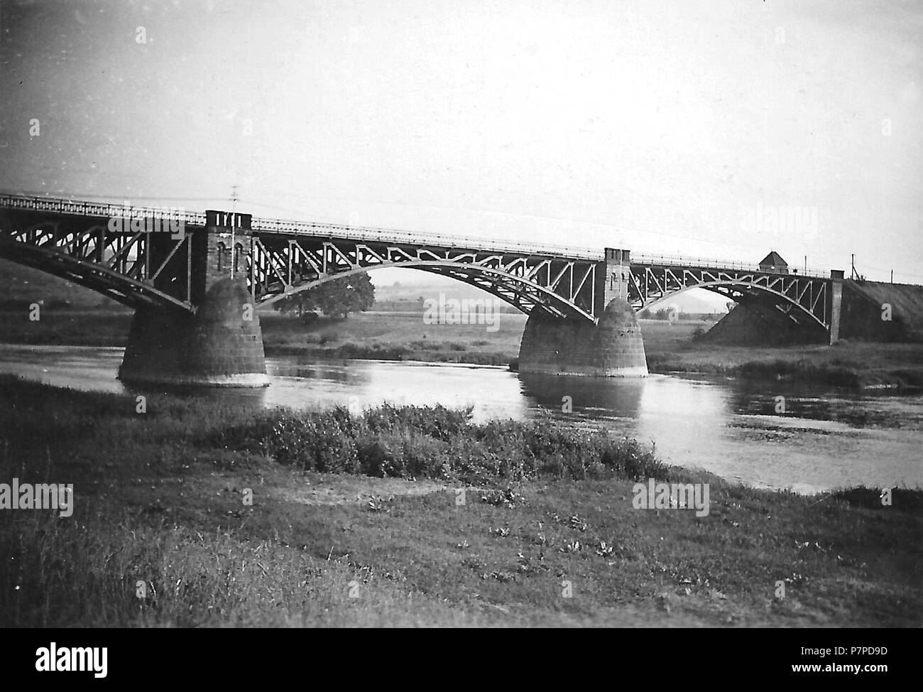 Deutsch: Die so genannte Hindenburgbrücke zwischen Wasserliesch und Igel an der Mosel, ca. 1943. Die Brücke wurde 1912 als Teil der Strecke Trier-Luxemburg gebaut. Deutsch: Das so genannte Hindenburg Brücke über die Mosel der Trier-Luxembourg rail line, circa 1943. Die Brücke wurde im Jahr 1912 zwischen den Gemeinden Wasserliesch und Igel gebaut. 1943 194 Hindenburgbruecke Mosel Igel-Wasserliesch Stockfoto