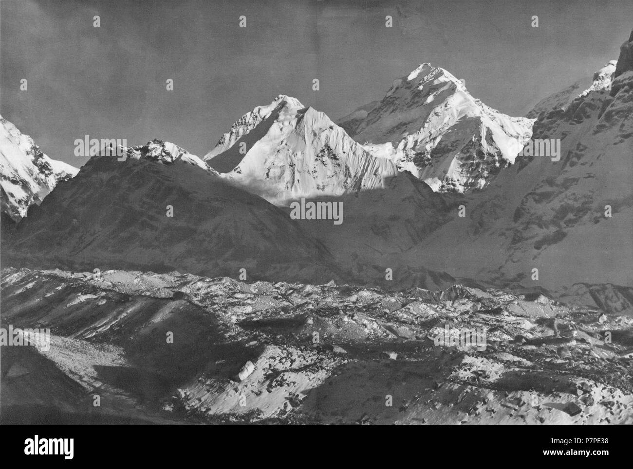34-35 plancheXXXIV - XXXV. Contreforts occidentaux du Kangchenjunga (8603 m); Foto de Vittorio Sella Stockfoto