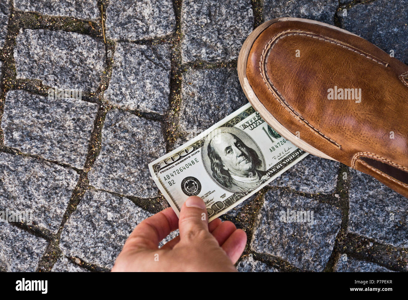 Die Suche nach einem dollar Banknote auf der Straße Stockfoto