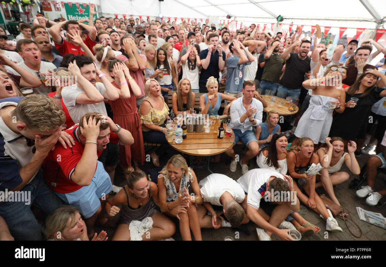 Fans reagieren auf einen in der Nähe von Miss aus England, während Sie die Abdeckung von der FIFA WM 2018 Viertelfinale zwischen Schweden und England an der Rose&amp; Crown Pub, in Wimbledon, London. Stockfoto