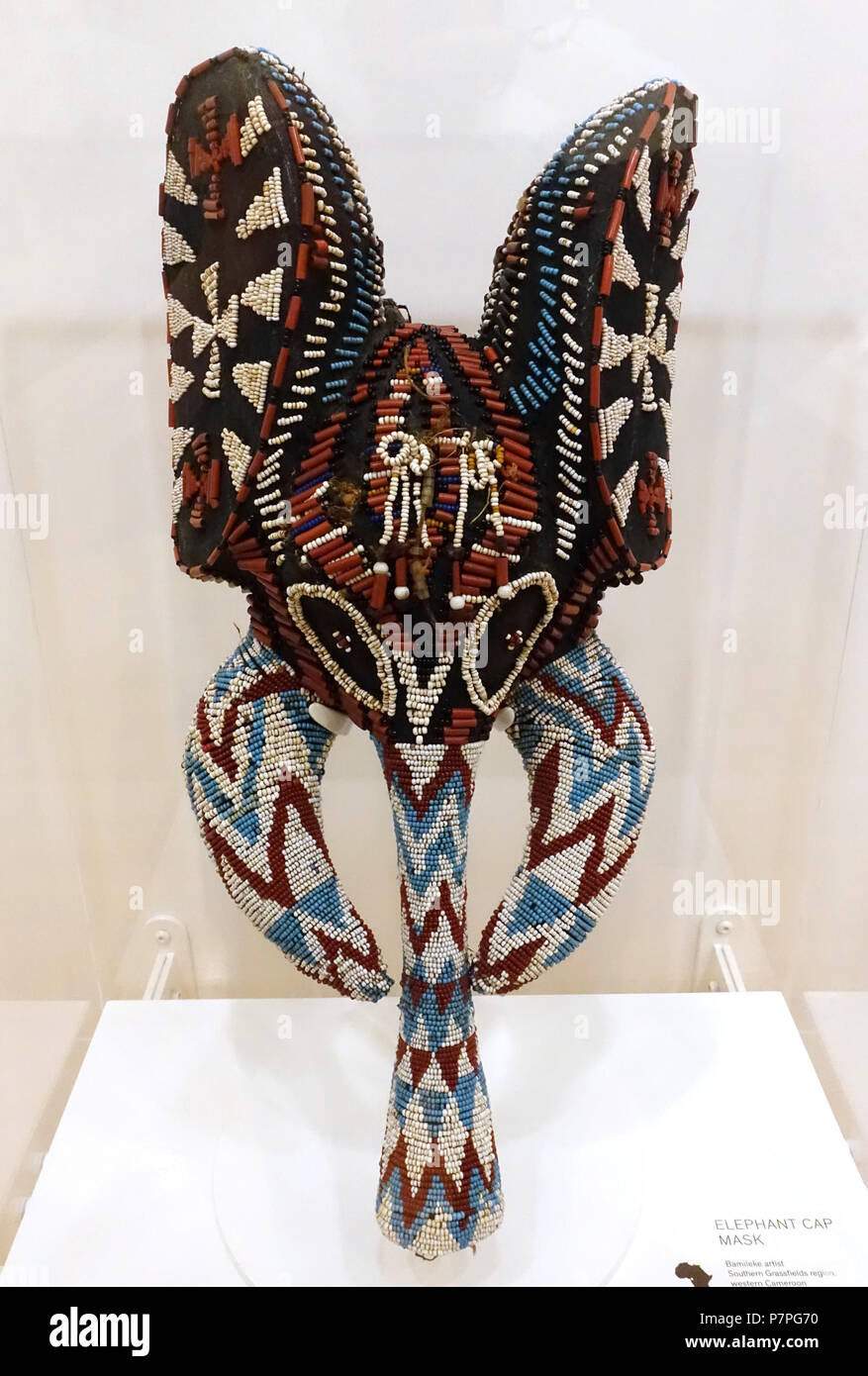 Englisch: Ausstellung im Krannert Art Museum, der Universität von Illinois in Urbana-Champaign-Urbana-Champaign, Illinois, USA. Diese Arbeit ist alt genug, so dass es im. 15 Juni 2015, 11:56:44 143 Elefanten cap Maske, Bamileke Menschen, südlichen Grasland region, westlichen Kamerun, Mitte des 20. Jahrhunderts AD, Baumwollgewebe, Glasperlen - Krannert Art Museum, Uiuc-DSC-06161 Stockfoto