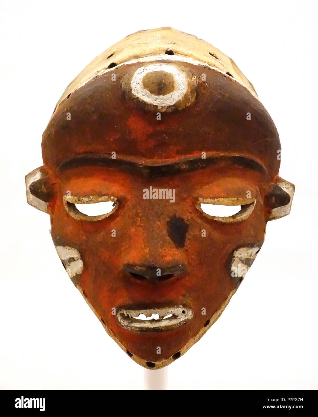 Englisch: Ausstellung im Krannert Art Museum, der Universität von Illinois in Urbana-Champaign-Urbana-Champaign, Illinois, USA. Diese Arbeit ist alt genug, so dass es im. 15 Juni 2015, 12:02:04 60 Cap-Maske (mbuya), zentrale Pende Volk, Demokratische Republik Kongo, Mitte bis Ende 20. Jahrhundert AD-, Holz-, Pigment-, Krannert Art Museum, Uiuc-DSC-06196 Stockfoto