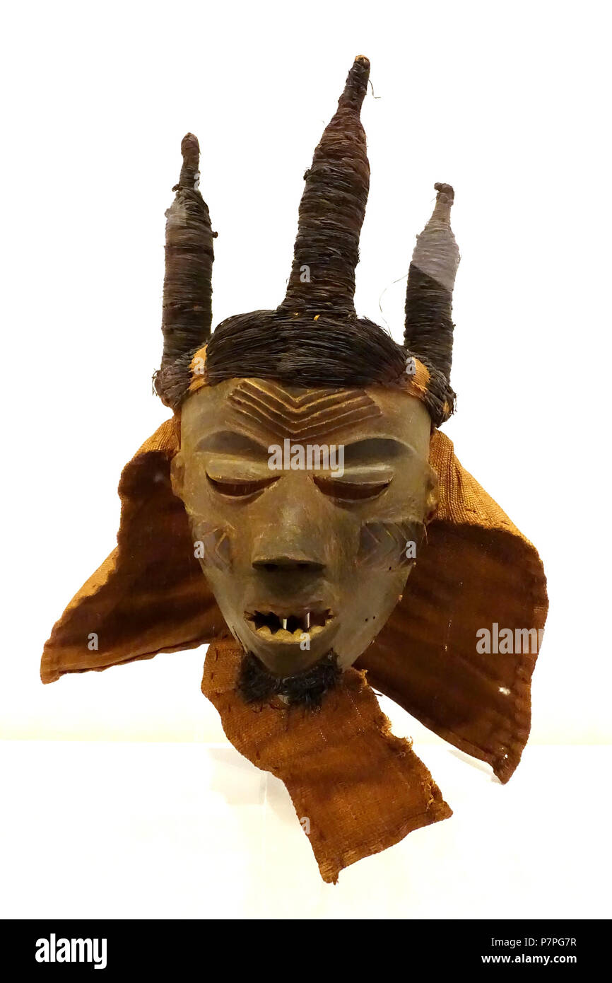 Englisch: Ausstellung im Krannert Art Museum, der Universität von Illinois in Urbana-Champaign-Urbana-Champaign, Illinois, USA. Diese Arbeit ist alt genug, so dass es im. 15 Juni 2015, 12:02:29 60 Cap-Maske (pumbu), zentrale Pende Volk, Demokratische Republik Kongo, Mitte bis Ende 20. Jahrhundert AD, Holz, Pigment, Tuch, LWL-Krannert Art Museum, Uiuc-DSC-06201 Stockfoto