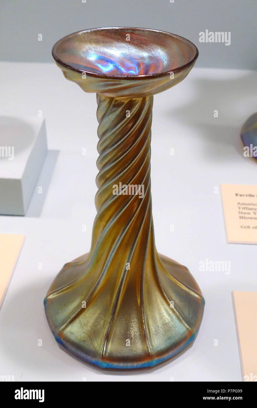 Englisch: Ausstellung im Krannert Art Museum, der Universität von Illinois  in Urbana-Champaign-Urbana-Champaign, Illinois, USA. Diese Arbeit ist alt  genug, so dass es im. 15 Juni 2015, 13:11:48 157 Favrile Vase, Tiffany Glas