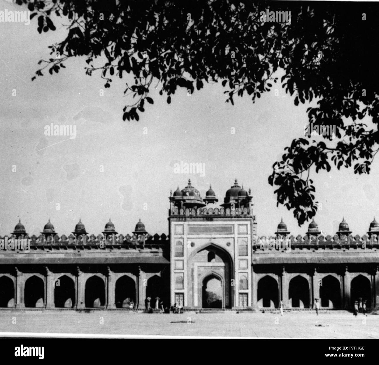 Englisch: DPD/Jan. '53, A04 aFATEHPUR-SIKRI - AKBARS verlassenen CAPITALThe Innenhof der Jumma Masjid. In der Mitte ist ein kleineres Tor zur Moschee. Foto: -31649. Januar 1953 157 Fatehpur Sikri 1953 RI Stockfoto