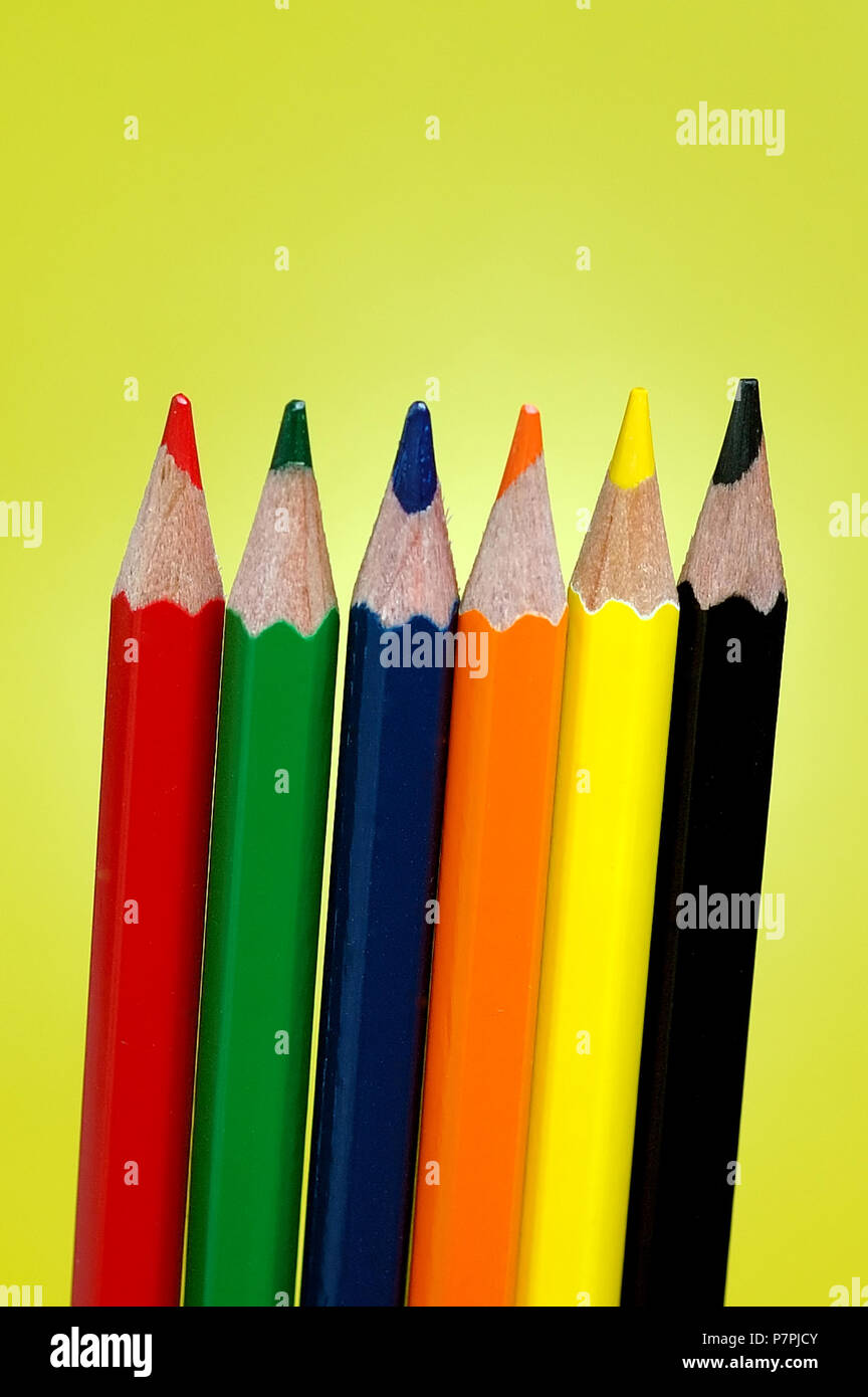 Satz von Buntstiften auf gelbem Hintergrund Stockfoto