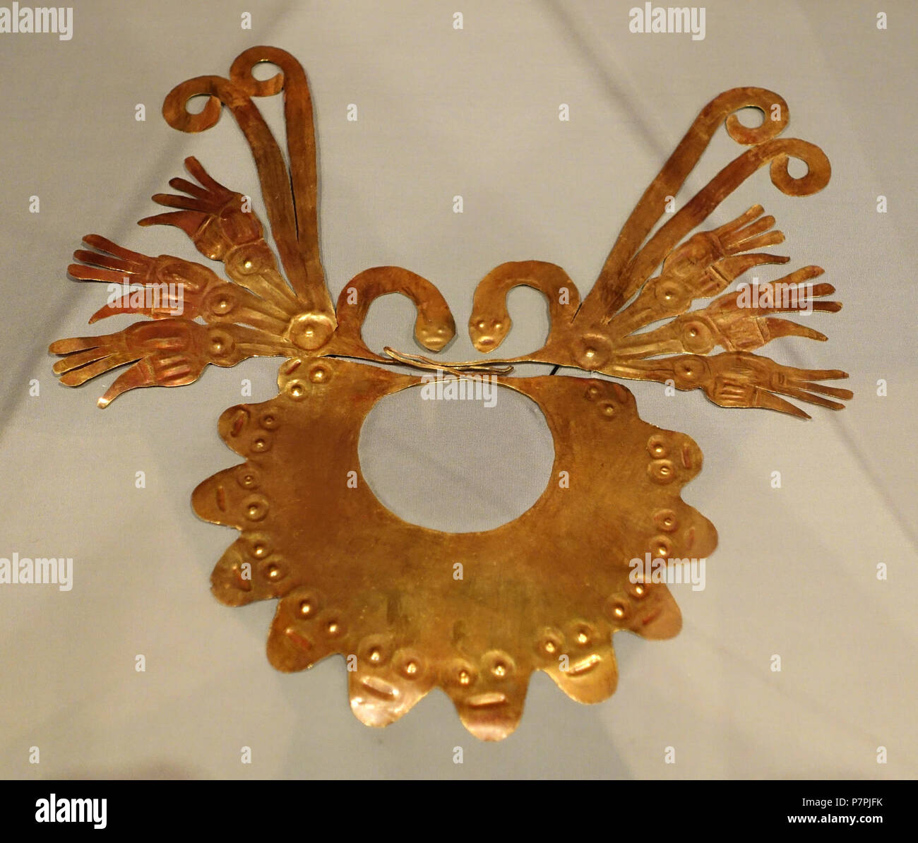 Englisch: Ausstellung im Textilmuseum, George Washington University, Washington, DC, USA. Wurde die Fotografie im Museum ohne Einschränkung erlaubt. Diese Arbeit ist alt genug, so dass es im. 26 März 2015, 15:08:30 278 Mund Maske, Peru, Südküste, frühen Nasca Stil, 1. Jahrhundert v. Chr., gold-Textile Museum, der George Washington University - DSC 09462 Stockfoto