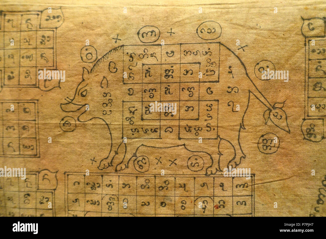 Englisch: Ausstellung im Textilmuseum, George Washington University, Washington, DC, USA. Wurde die Fotografie im Museum ohne Einschränkung erlaubt. Diese Arbeit ist alt genug, so dass es im. 26 März 2015, 15:34:34 363 Talismanic Shirt, Burma, Mandalay, vermutlich aus dem 19. Jahrhundert AD, Baumwolle, Anzeigen 3-Textile Museum, der George Washington University - DSC 09649 Stockfoto