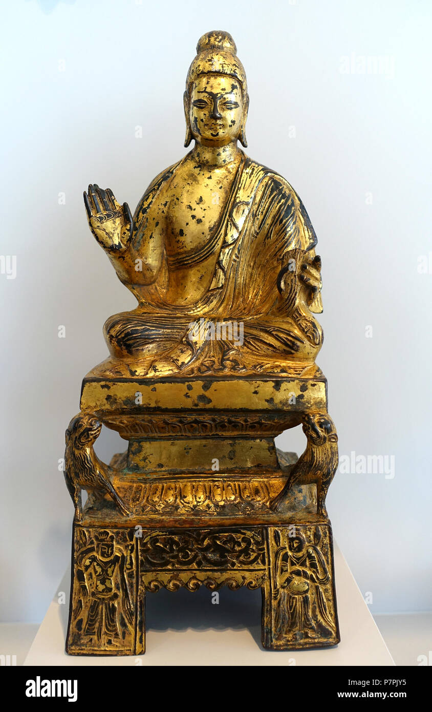 Englisch: Ausstellung in der Arthur M. Sackler Museum, Harvard University, Cambridge, Massachusetts, USA. Dieses Kunstwerk ist in der Weil der Künstler vor mehr als 70 Jahren starb. 11 April 2015, 10:58:38 345 Buddha Shakyamuni sitzt auf einem Löwen Thron, China, Nördliche Wei-Dynastie, 484 AD, vergoldeter Bronze - Arthur M. Sackler Museum, Harvard University - DSC 00854 Stockfoto