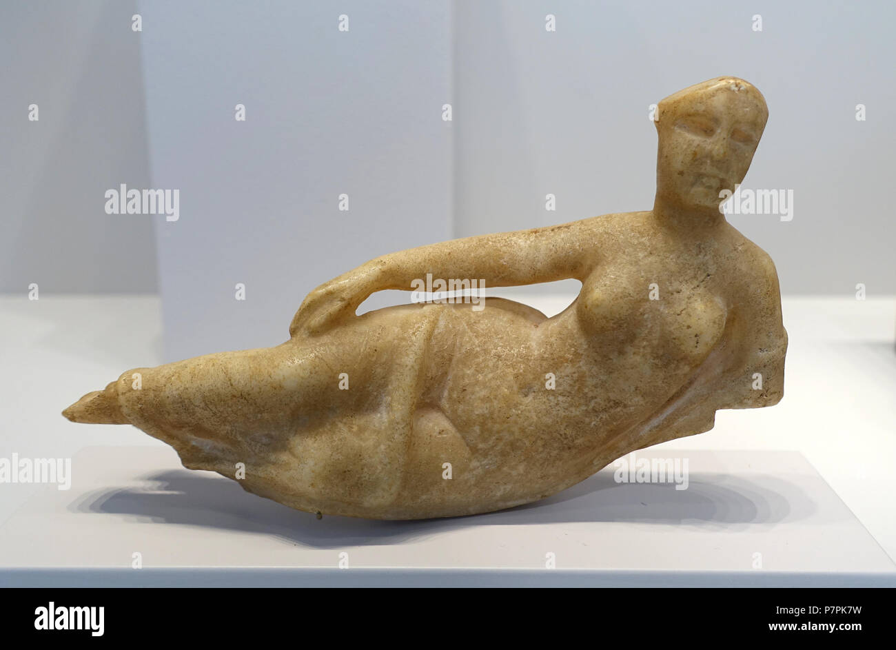 Englisch: Ausstellung in der Arthur M. Sackler Museum, Harvard University, Cambridge, Massachusetts, USA. Dieses Kunstwerk ist in der Weil der Künstler vor mehr als 70 Jahren starb. 11 April 2015, 12:46:52 327 liegende Frau, Parther, Mesopotamien, 1. Jahrhundert v. Chr. bis 2. Jahrhundert n. Chr., Alabaster - Arthur M. Sackler Museum, Harvard University - DSC 01503 Stockfoto