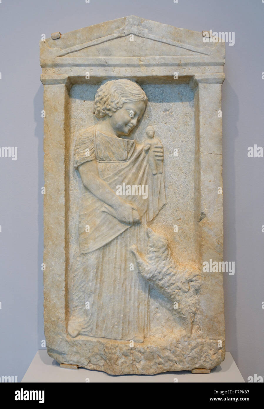 Englisch: Ausstellung in der Arthur M. Sackler Museum, Harvard University, Cambridge, Massachusetts, USA. Dieses Kunstwerk ist in der Weil der Künstler vor mehr als 70 Jahren starb. 11 April 2015, 12:51:08 175 schwere Stele eines jungen Mädchens bin elisto", Griechisch, Dachboden, C. 340 v. Chr., Marmor, wahrscheinlich von Sounion - Arthur M. Sackler Museum, Harvard University - DSC 01533 Stockfoto