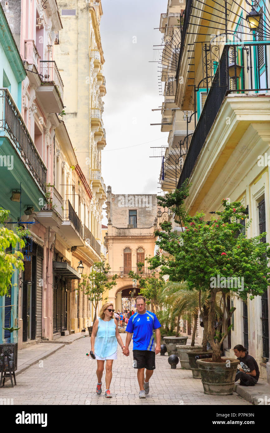 Paar zu Fuß in die Altstadt von Havanna, Havanna Vieja, Kuba Stockfoto