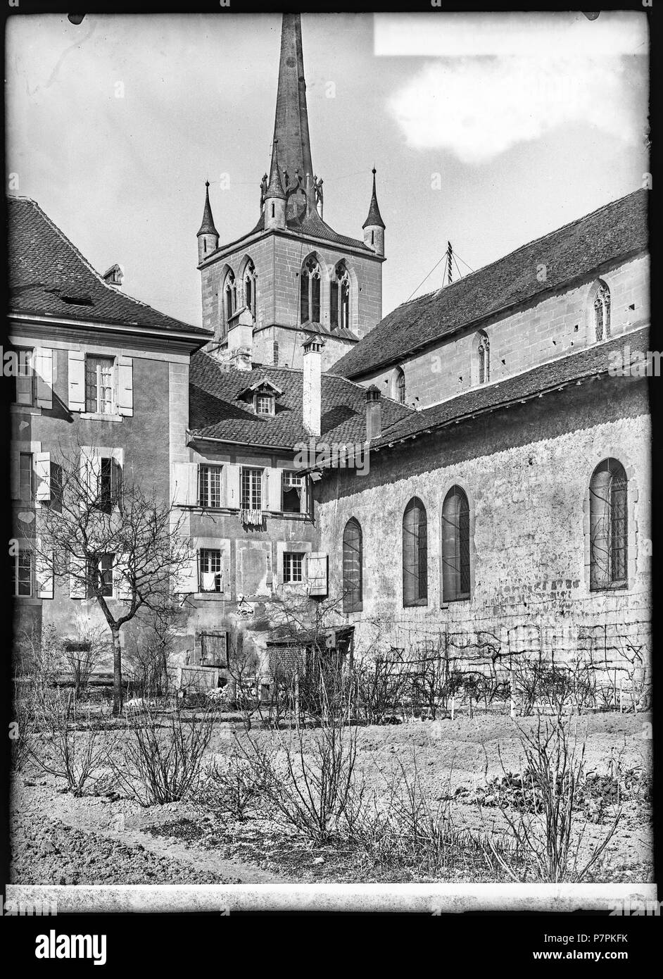 Payerne, Tempel, Vue partielle; Vue partielle du Coin sud-ouest du Temple appelé aussi Église réformée Notre-Dame. 1899 76 CH-NB-Payerne, Tempel, Vue partielle - Sammlung Max Van Berchem - EAD-7436 Stockfoto