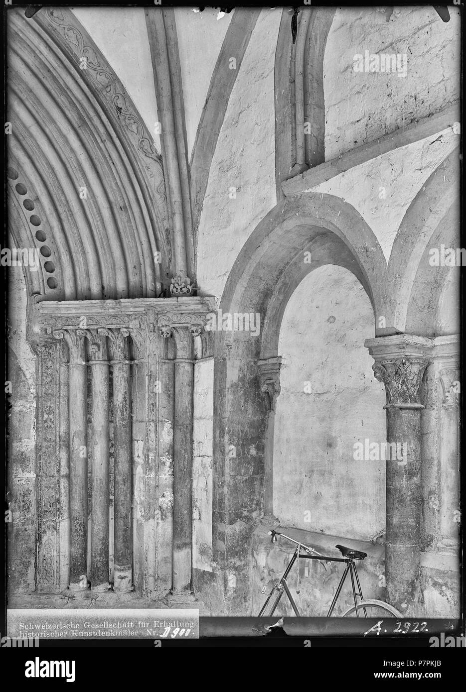 79 CH-NB-Romainmôtier, Abbatiale, Porche, Vue partielle intérieure - Sammlung Max Van Berchem - EAD-21259 Stockfoto
