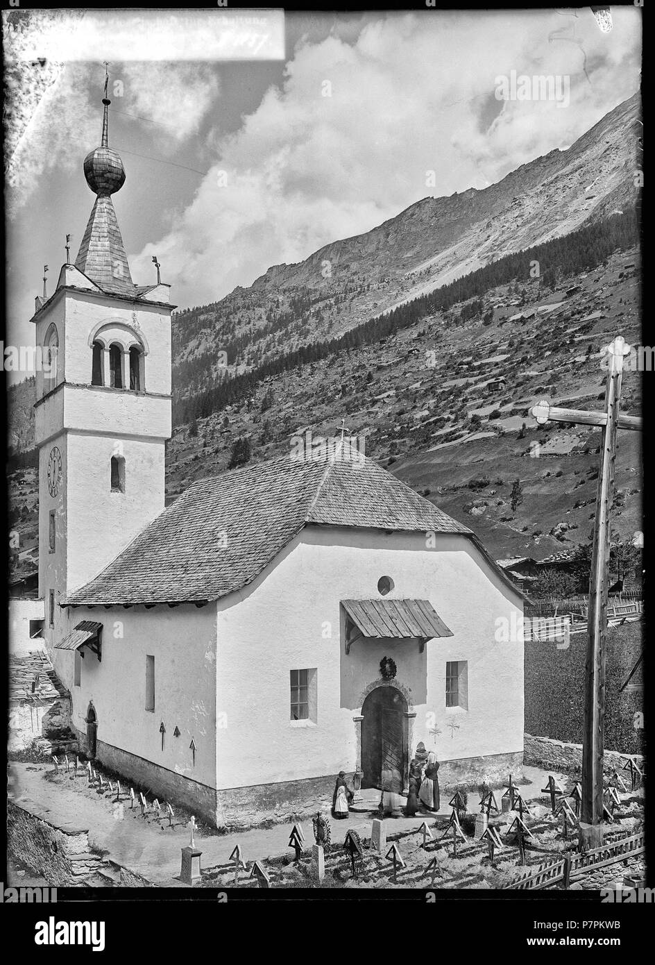 84 CH-NB-Täsch, Kirche, Vue d'ensemble - Sammlung Max Van Berchem - EAD-1554 Stockfoto