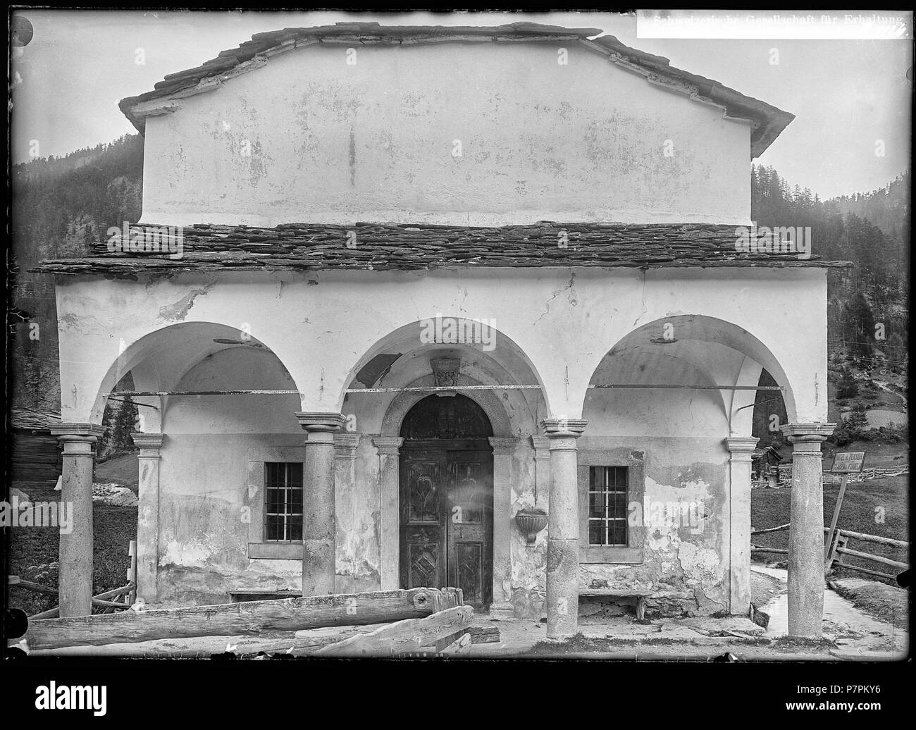 Zermatt, Kapelle zur Heiligen Familie, Vue partielle; Vue partielle du Porche d'entrée de la Chapelle de Winkelmatten. 1902 87 CH-NB-Zermatt, Kapelle zur Heiligen Familie, Vue partielle - Sammlung Max Van Berchem - EAD -8654 Stockfoto