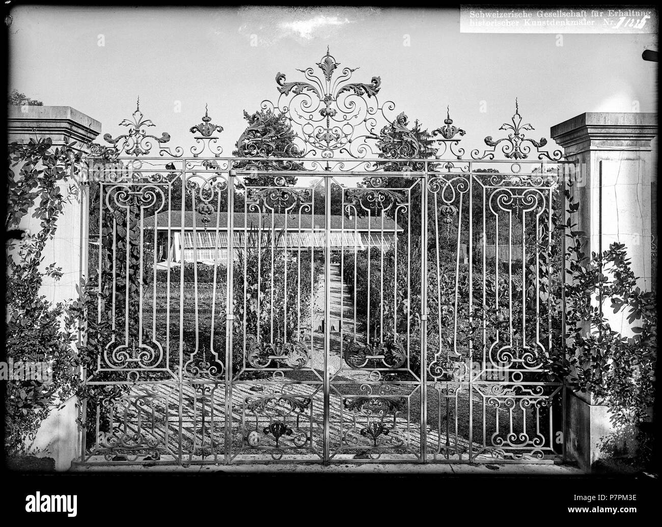 Grand-Saconnex, Ferme Sarasin, Portail, Vue d'ensemble [Lokalisation incertaine]; Vue du Portail d'entrée de la ferme Sarasin. 1898 72 CH-NB-Grand-Saconnex, Ferme Sarasin, Portail, Vue d'ensemble - Lokalisierung incertaine - Sammlung Max Van Berchem - EAD -8755 Stockfoto