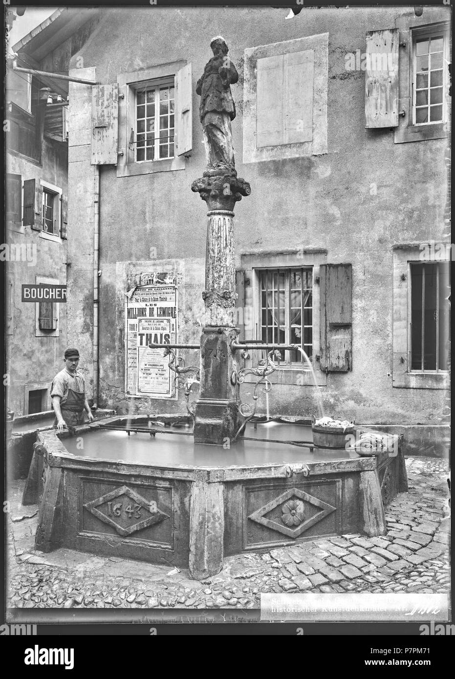 Cully, Fontaine, Vue partielle; Vue partielle d'une Fontaine se trouvant dans une Rue de Tournai, dans le Canton de Vaud, avec un homme se Tenant debout à Côté. 1901 69 CH-NB-Cully, Fontaine, Vue partielle - Sammlung Max Van Berchem - EAD-9416 Stockfoto