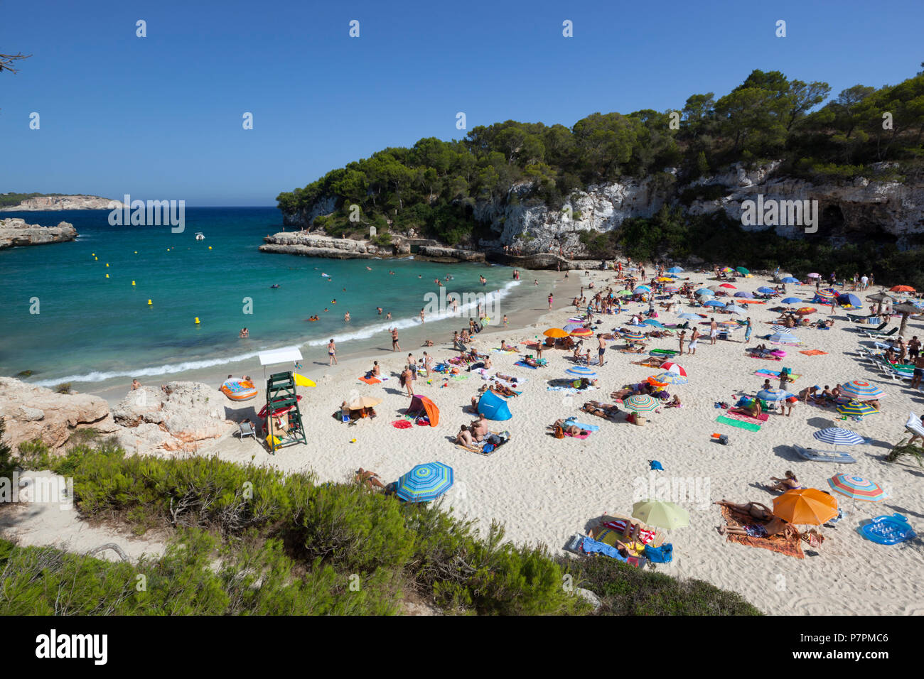 Aussicht auf den Strand von Cala Llombards im Sommer Stockfoto