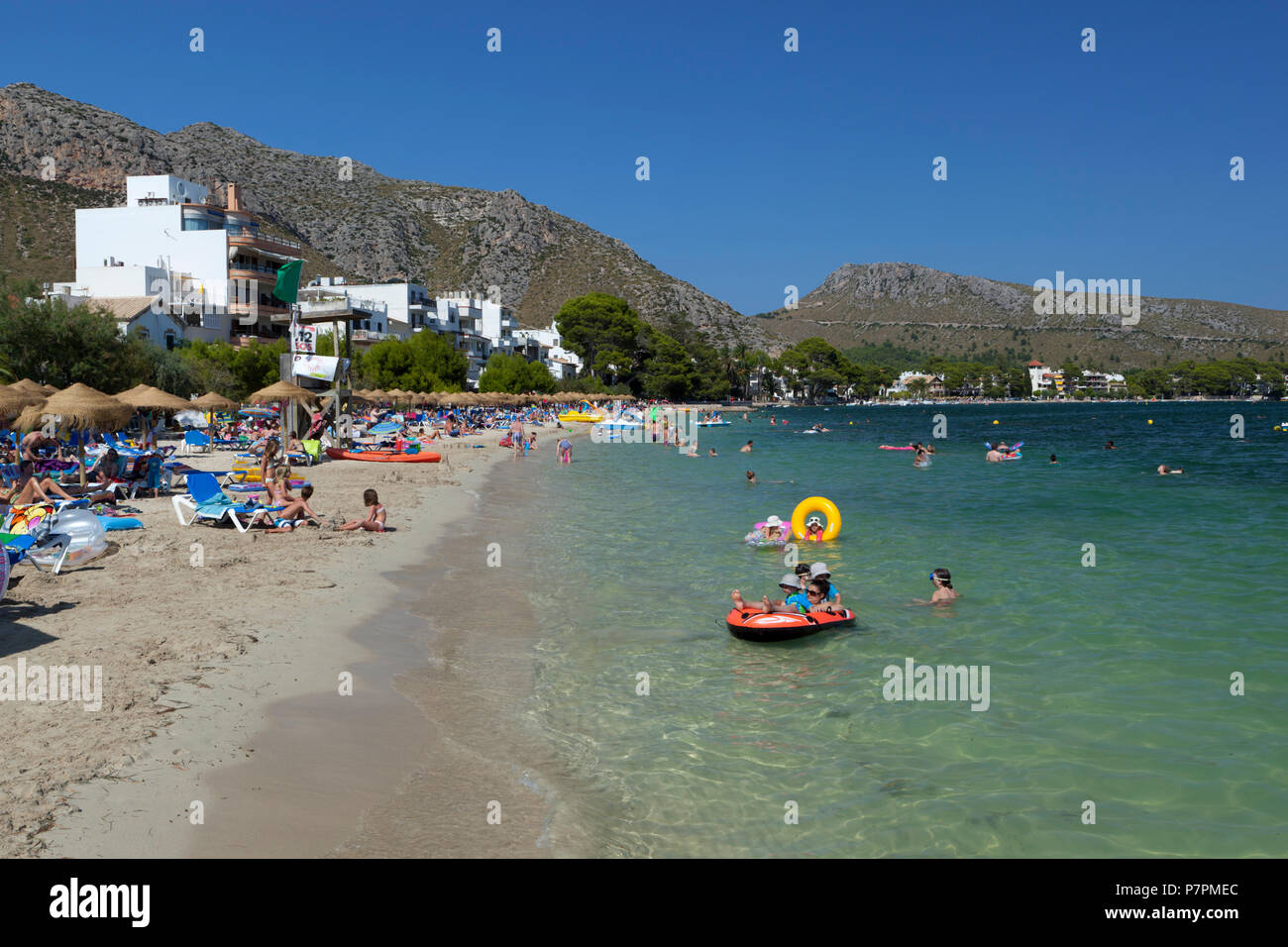 Blick entlang der Strand von Port de Pollenca Stockfoto