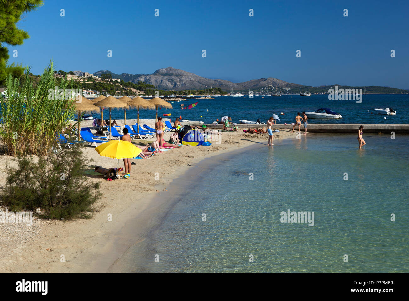 Blick entlang der Strand von Port de Pollenca Stockfoto