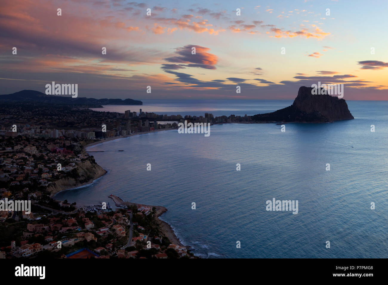 Sonnenaufgang über Calpe und den Penon de Fach Stockfoto